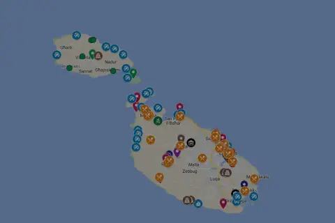 Mapa de Malta con marcadores de puntos de interés. Muestra dónde queda Malta, con ciudades como Victoria, Nadur y Luqa.