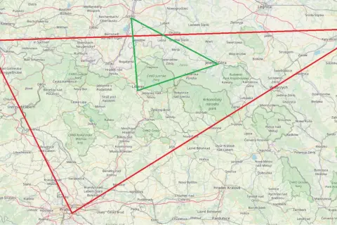Mapa pokazuje, gdzie są Góry Izerskie, zaznaczone zielonym trójkątem, między Jelenią Górą a Libercem.