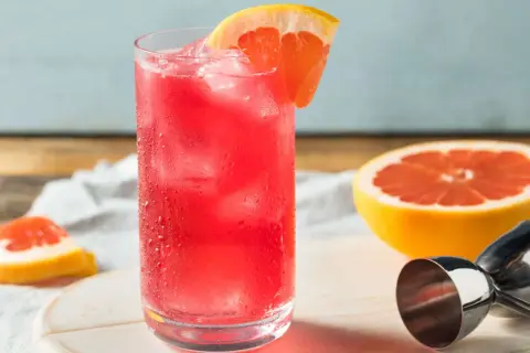 Najlepsze drinki z czarnego rumu, które zaskoczą Twoje podniebienie