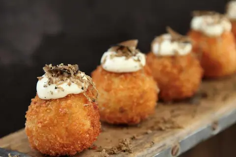 Krispiga arancini med tryffel, en perfekt förrätt eller tilltugg. Ett enkelt arancini recept att följa.