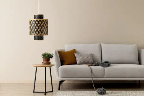 Gemütliches wohnzimmer beige grau weiss mit Sofa, Beistelltisch und Hängeleuchte. Ein Strickprojekt liegt bereit.