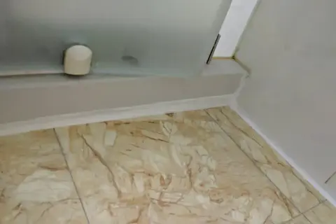 Nowe fugi silikonowe wokół brodzika. Czekam, aż silikon sanitarny wyschnie, zanim zacznę używać prysznica.