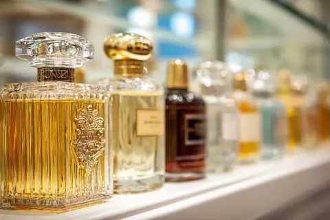 Eleganckie perfumy tureckie damskie w ozdobnych flakonach, kuszące bogactwem zapachów.