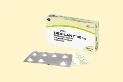 Opakowanie leku Dexilant 60 mg, zawierające 14 kapsułek o opóźnionym uwalnianiu, oraz blister z lekami.
