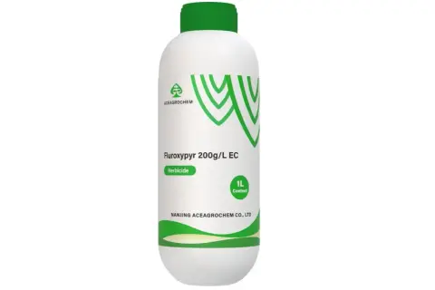 Biała butelka z zieloną nakrętką, zawierająca środek chwastobójczy **fluroksypyr** 200g/L EC, o pojemności 1L.