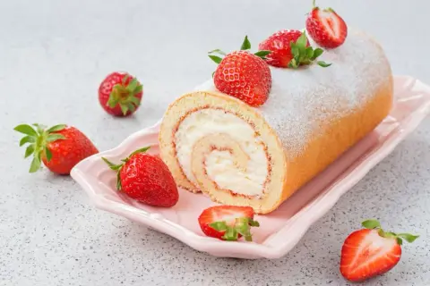 Prosty przepis na ciasto rolada z kremem, które zachwyci każdego smakosza