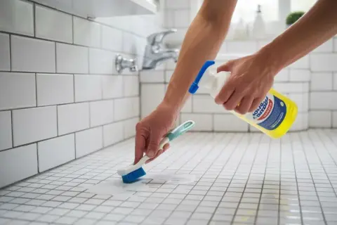 Czyste fugi: domowe sposoby, chemia i profilaktyka. Poradnik Sary