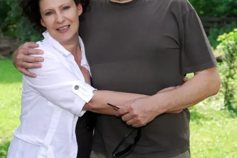 Dorota Kołak z uśmiechem opiera się o ramię mężczyzny, który może być jej pierwszym mężem.
