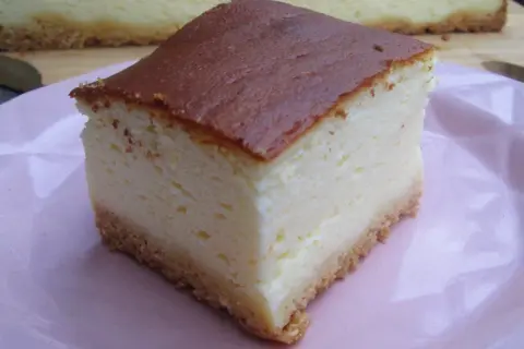 Puszysty sernik z wiaderka na kruchym spodzie, idealny na deser.