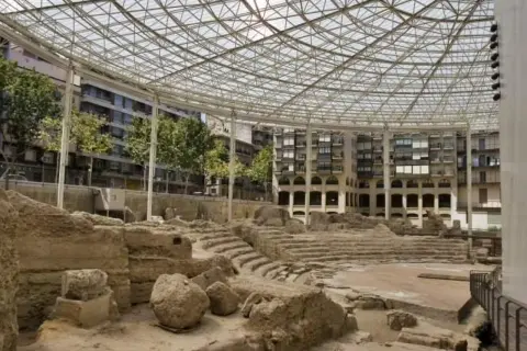 Ruinas del teatro romano de la ruta Caesaraugusta, cubiertas por una estructura metálica y de cristal.