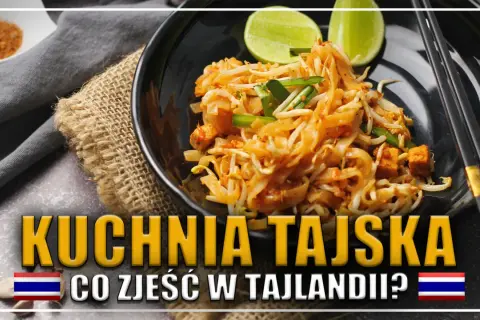 Talerz z pad thai, czyli tajskim daniem z makaronu ryżowego, kiełków fasoli mung, tofu i szczypiorku, z limonką i pałeczkami.