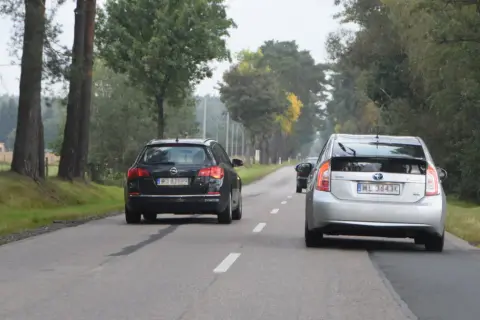 Srebrny Toyota Prius i czarny Opel Astra jadą drogą. Czy można przekroczyć prędkość podczas wyprzedzania?