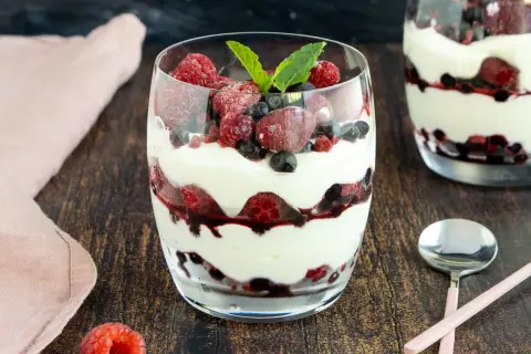 Schichtdessert mit Mascarpone, Beeren und Minze. Ein schnelles Dessert mit Mascarpone, das erfrischt und delightet.