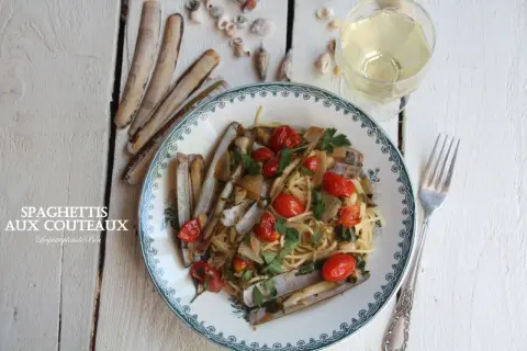 Spaghettis aux couteaux, tomates cerises et persil, une recette simple et savoureuse. Un délice à déguster avec un verre de vin blanc.
