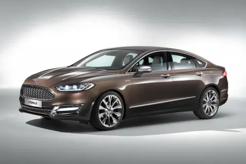 Elegancki brązowy Ford Vignale z chromowanymi felgami i wyrazistym grillem, prezentujący luksus i styl.