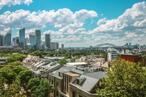 Vistas de Sydney, con rascacielos y el puente, un sueño de vivir en Australia.
