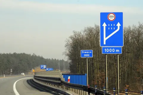 Znak drogowy autostrady A1 informujący o poborze biletu za 1000 m.