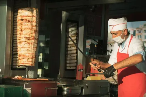Z jakiego kraju pochodzi kebab? Odkryj jego fascynującą historię