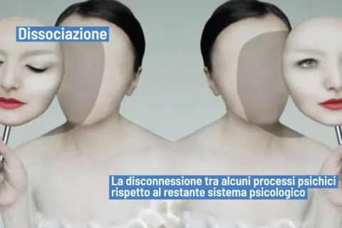 Due volti speculari tengono maschere, evocando la paura di essere posseduto e la dissociazione.