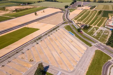 Ogromny parking Energylandia, gotowy na tłumy. Zastanawiasz się nad energylandia parking cena?