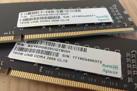 Dwa moduły pamięci RAM DDR4 16GB Apacer, każdy z etykietą wskazującą na dual rank.