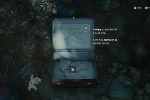 Otwarta metalowa skrzynka z notatkami. Jedna z nich zawiera cytat: "Pamiętaj, to tylko zły dzień, a nie złe życie." To cenna wskazówka w alan wake poradnik.