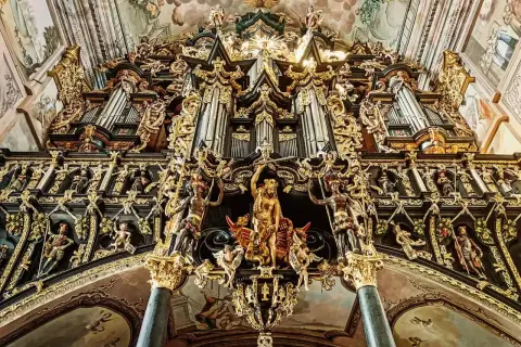 Złota, barokowa fasada organów w Leżajsku, pełna rzeźb i zdobień, to jedna z głównych atrakcji miasta.