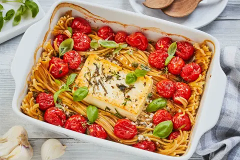 Herzhafte Feta Pasta mit Kirschtomaten und frischem Basilikum, direkt aus dem Ofen.