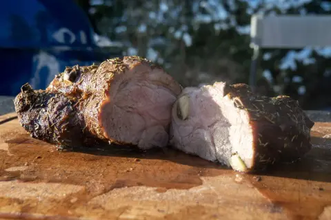 Soczysta karkówka z ziołami, idealna do grillowania. Dowiedz się, ile grillować karkówkę na grillu elektrycznym, by była perfekcyjna.