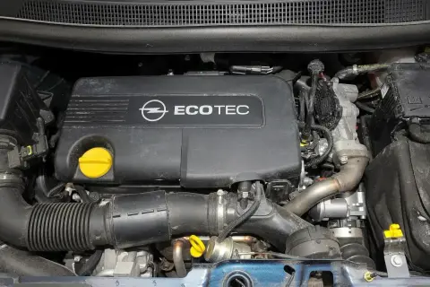 Silnik Ecotec w Opel Meriva 1.7 CDTI. Widoczny czarny plastikowy dekiel z logo Opla i napisem Ecotec, żółty korek oleju, przewody i elementy układu dolotowego.