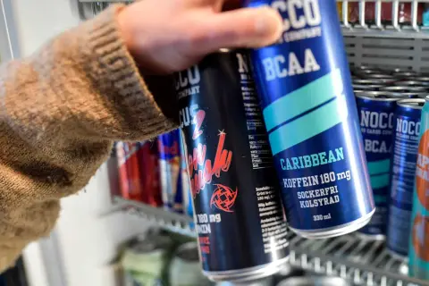 Hand plockar NOCCO Caribbean med 180 mg koffein per 100 ml. Sockerfri och kolsyrad energidryck.