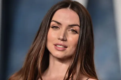 Ana de Armas luce un cabello liso y sedoso, un estilo que se puede lograr como alisar el pelo sin plancha.