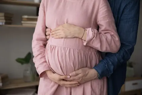 Poród z partnerem czy bez? Wybierz wsparcie idealne dla Ciebie