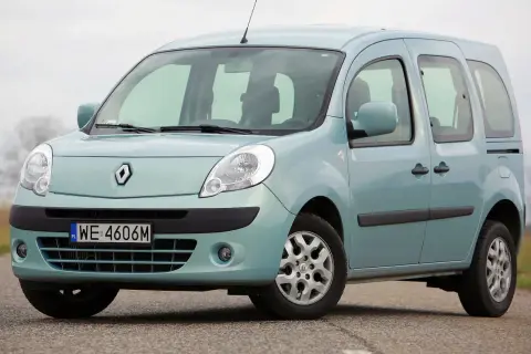 Przód błękitnego Renault Kangoo, gotowego do wymiany żarówki.