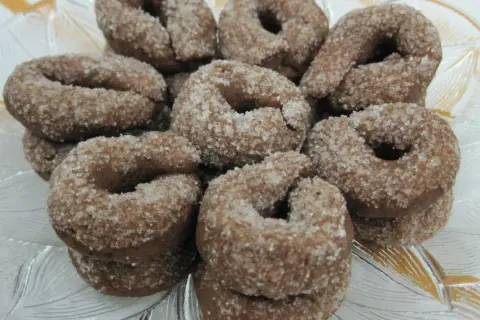 Tarallini al vino rosso, dolcetti croccanti ricoperti di zucchero, invitano a un assaggio.