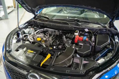 Silnik Nissana Qashqai, idealny do montażu instalacji gazowej. Widać turbosprężarkę i elementy układu dolotowego.