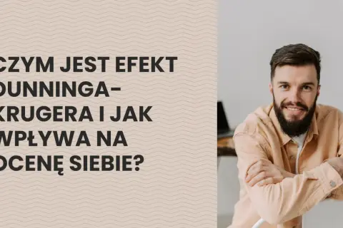 Mężczyzna z brodą uśmiecha się, siedząc przy biurku. Tekst na ekranie pyta o efekt Dunninga-Krugera i jego wpływ na samoocenę, omawiając psychologiczne aspekty.