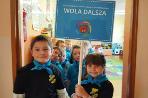 Dzieci wesoło wybiegły ze szkoły, niosąc tabliczkę "Wola Dalsza".
