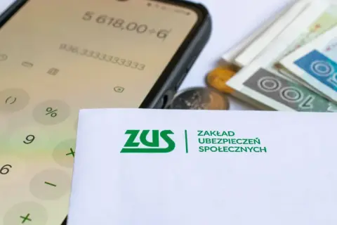 Kalkulator na telefonie, pieniądze i dokument ZUS. Sprawdź, komu przysługuje przeliczenie emerytury.