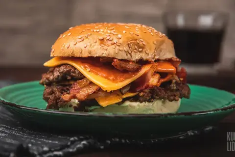 Jak zrobić soczyste mięso na burgery? Sekrety domowego smaku