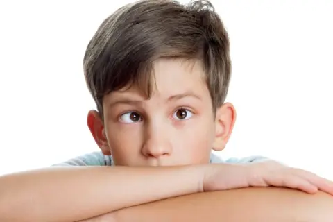 Niño de 3 a 4 años con estrabismo, sus ojos miran en direcciones diferentes.