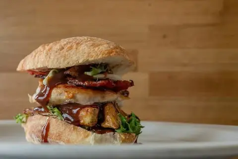Ile piec burgery w piekarniku, aby były soczyste i idealne?