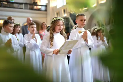 Jak wygląda komunia? Poznaj znaczenie i przebieg uroczystości