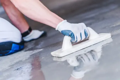 Jaki beton na wylewkę na gruncie, aby uniknąć pęknięć i kosztów?
