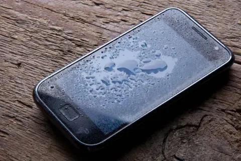 Zalany telefon: Działaj natychmiast! Uratuj go, zanim będzie za późno.