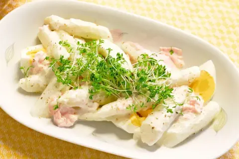 Cremiger Salat mit gekochtem Ei, garniert mit Kresse. Die Sauce aus Mayonnaise mit gekochtem Eigelb und Joghurt macht ihn besonders lecker.