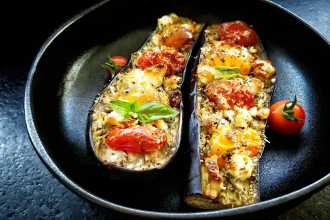 Aubergines farcies au fromage et tomates, une délicieuse recette aubergine prête à être dégustée.