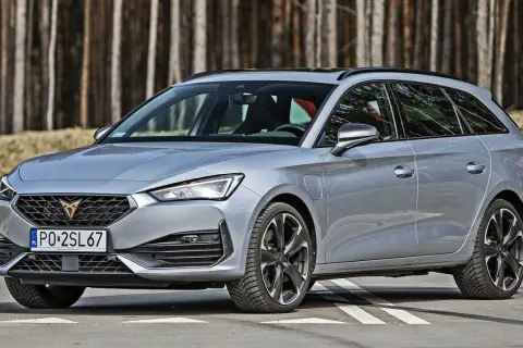 Srebrny Cupra Leon Sportstourer na drodze leśnej. Sprawdź jego imponujące cupra leon sportstourer wymiary.