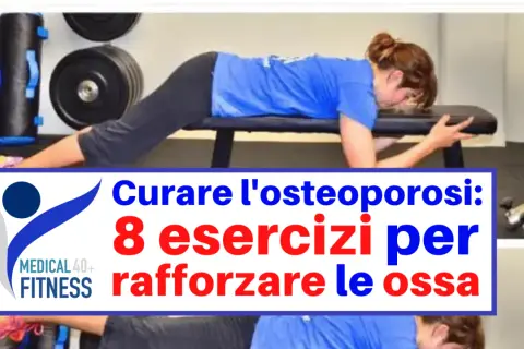 Donna in posizione di plank su panca, parte di un programma di ginnastica per osteoporosi grave.