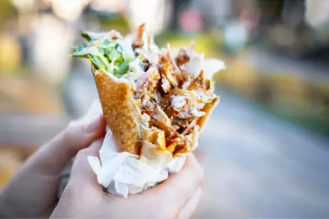 Kebab box: Ile kalorii naprawdę ma? Zaskocz się i wybieraj mądrze!